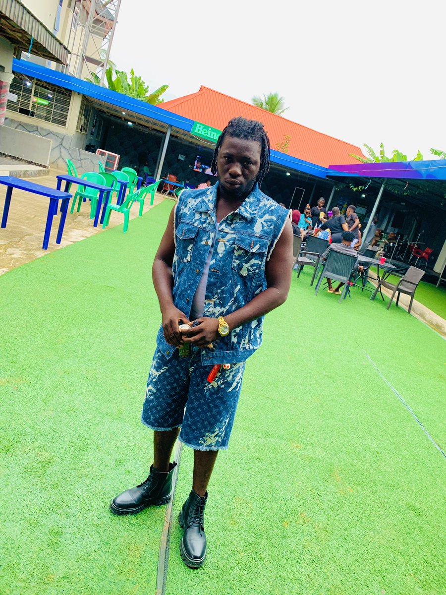 Emperor_Endlezz's tweet photo. Many men when I know when Dey vibe to my song no like me them just one find fault 
Many men when I know when they come around me no like me them just one smoke blunt 

Bullet dropping august 5th here we come 
#tiktok 
#trend 
#afrobeats 
#africa https://t.co/iYlsC1xXvh