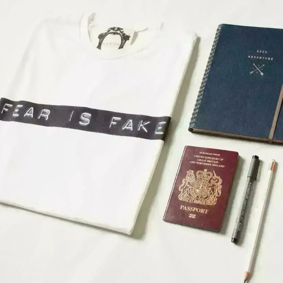 Monday Mood: Fear is Fake.

Click here buff.ly/3s52TWV to shop this #Organic cotton masterpiece.

 Designed, made and printed in England.

#Mensfashion #menswear #fearless #FearNot #NoFear #ethicalfashion #MondayMood