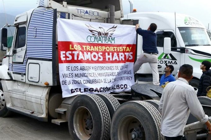 Veracruzlnforma's tweet photo. Transportistas arman caravana por la Autopista #Monterrey- #Saltillo para protestar por las extorsiones que sufren por autoridades en #NuevoLeón y su zona #metropoliana.
No hay bloqueo, pero habrá circulación lenta.
#SantaCatarina.
#Conatram https://t.co/I44BRc3b09
