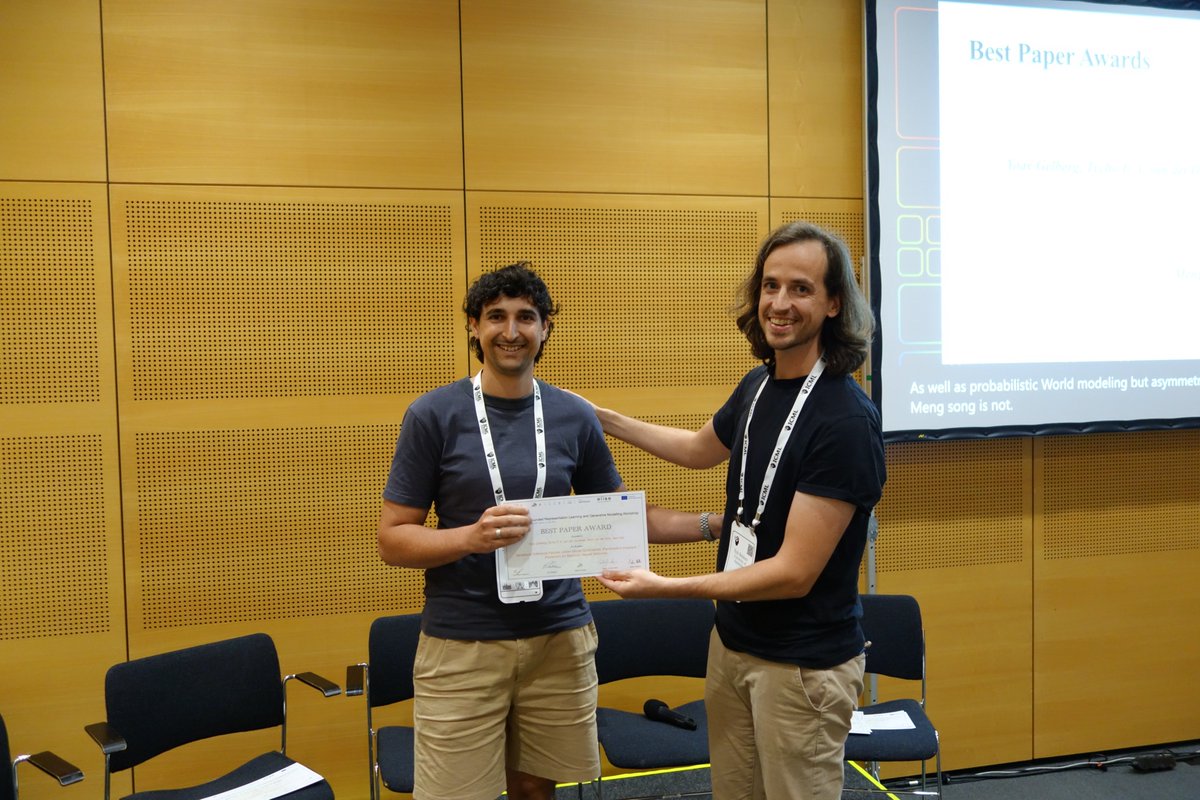 Here's Yoav receiving the award 🌟from <a href="/erikjbekkers/">Erik Bekkers</a>