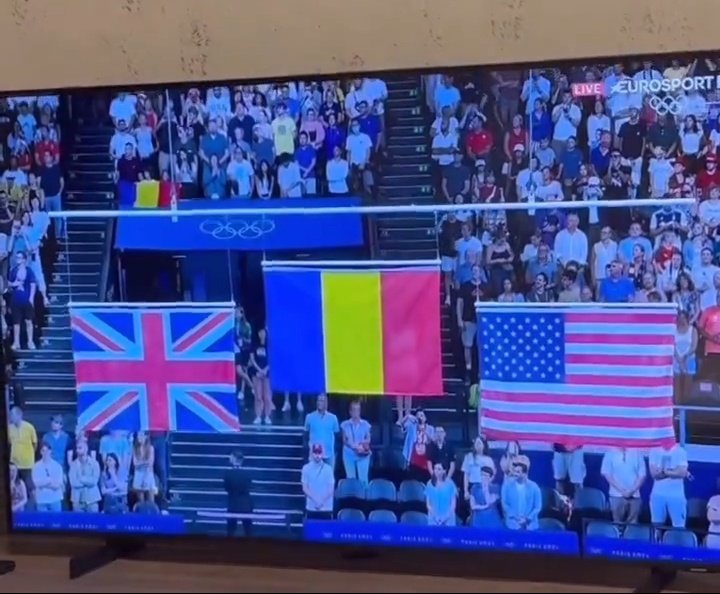 Hang. It. In. The. Louvre. 🇷🇴