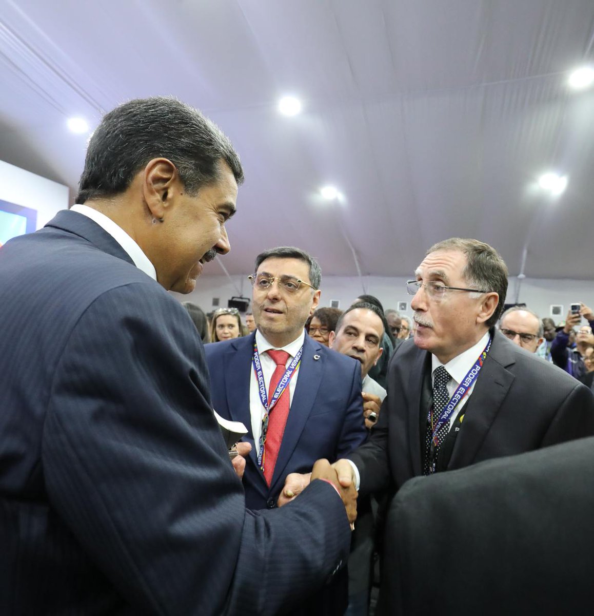#Entérate📰“En Venezuela tiene que triunfar de manera inexorable el amor, el reencuentro, la espiritualidad y la paz”, subrayó el presidente <a href="/NicolasMaduro/">Nicolás Maduro</a> . 

Dijo a sectores que han vuelto a ser enganchado con la agenda de odio: Calma, cordura y respeto entre venezolanos y