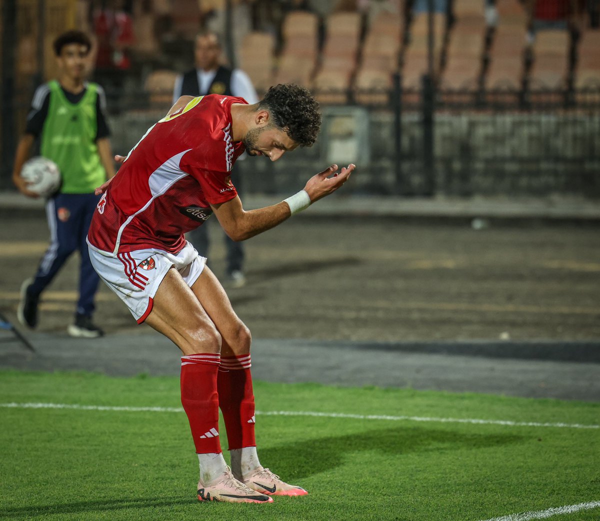 AlAhly's tweet photo. وسام أبو علي هداف الدوري 😎

16 مباراة 🟰 19 مساهمة تهديفية 🔝

14 هدف 🎯

5 تمريرات حاسمة 👟

#يلا_يا_أهلي https://t.co/JH2mPne2uZ