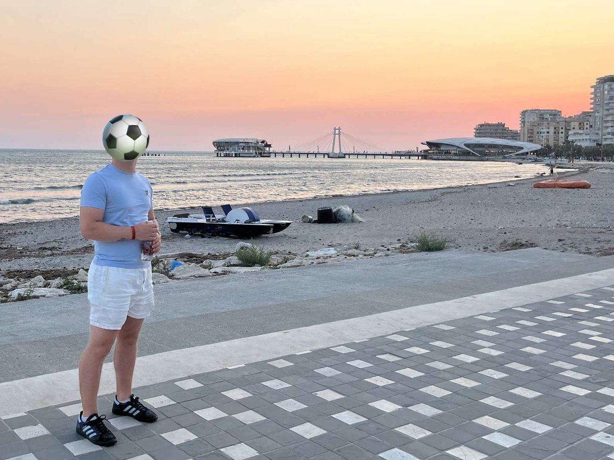 dredungen's tweet photo. Glemte maskå hjemma, får holda me denne fotballen⚽️☀️#postkort https://t.co/BREzB3hxOo