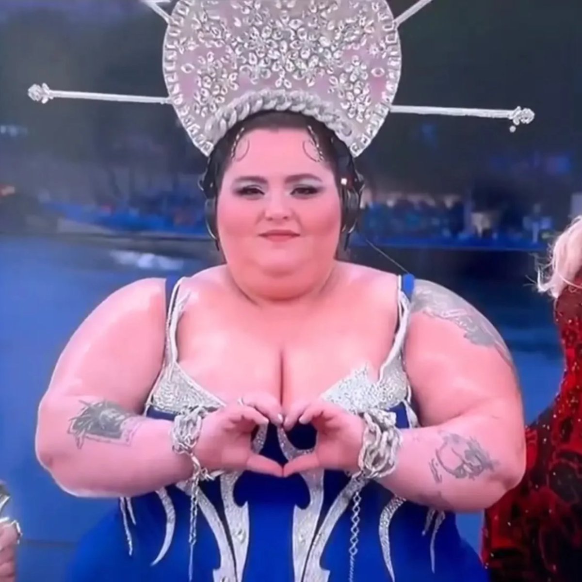 Margueritestern's tweet image. Soutenir les victimes de harcèlement uniquement lorsqu’elles font parti de votre propre camp a peu de valeur. 

Je soutiens Barbara Butch face à cette avalanche de méchancetés. 
Arrêtez de vous foutre de sa gueule parce qu’elle est grosse. C’est insupportable.