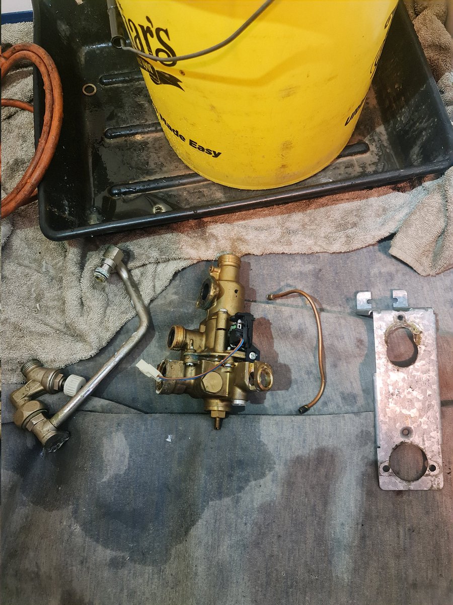 gasman_cornwall's tweet photo. 24-year-old boiler stays in service!
The customer sourced a reconditioned part but I was more than happy to fit it! As an apprentice I used to fit water section repair kits to these valves whilst on site!
#repairnotreplace
#vaillant
#turbomax
#breakdown
#breakdownengineer https://t.co/MUR6mtqW2W