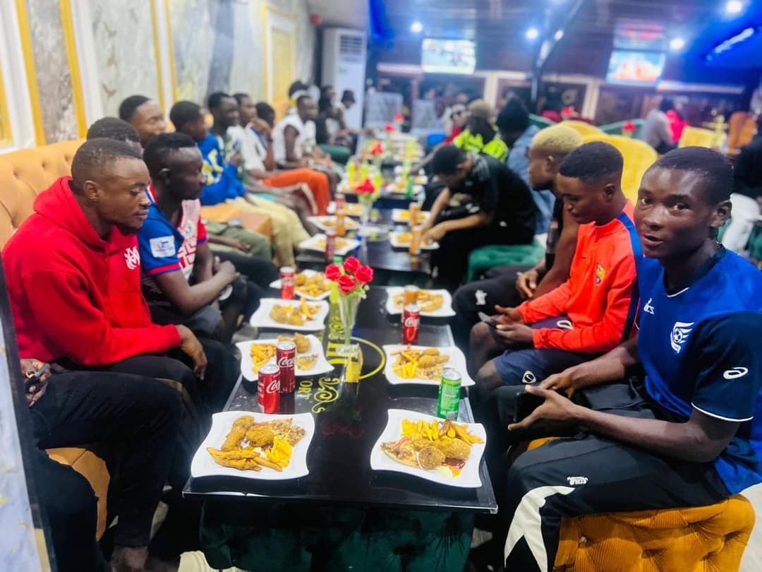 Kosi_foottalk's tweet photo. Special dinner for Options Sports Bamenda after their 10days camp in Limbe.
President Neba Henry had his entire team dine this evening as they look forward to the national interpools in Yaounde.
π· Miracle Child
#interpools #limbe #dinner https://t.co/dlRQiRQMUL