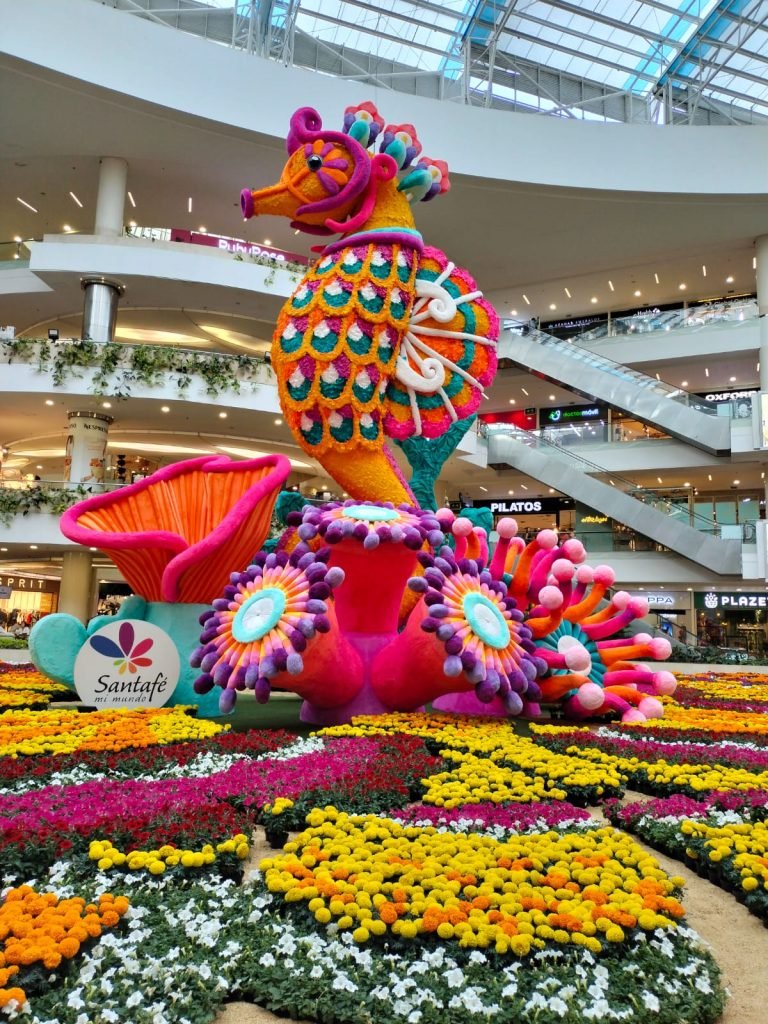 This Friday kicks off the Flower Festival in Medellín🇨🇴—a vibrant annual celebration of Colombia's floral beauty and culture. 🌸🌿 
The city becomes a giant garden with stunning displays, parades, concerts, and more! 🎶🌷 

We’ll be sharing more about it—don't miss it, visit