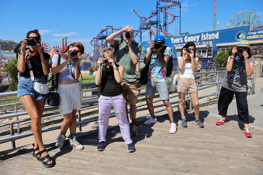 SVAContinued's tweet image. Photographers in our new course took a trip to Coney Island and got their photos taken for a change! 📸 Course photos by Cat Guzman. Documentary Portrait Photography: Portrait of New York City is taught by Janette Beckman.

#photographycourse #photoclass #photocourse