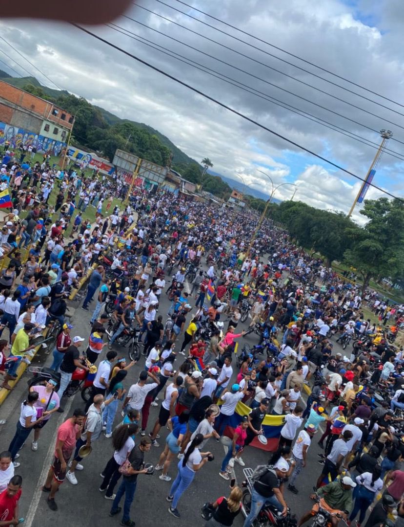 AndrewsAbreu's tweet photo. #AHORA Puente El Boquete #ValenciaSur. #Carabobo https://t.co/xW2mGusedR