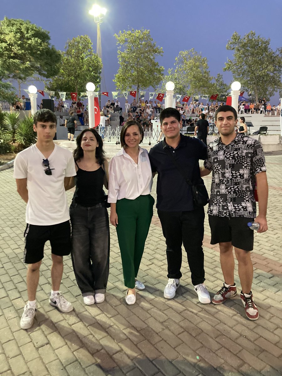 Halk-Lis Karabağlar olarak Karafatma Parkı Sosyal Tesisleri’nin açılışında Karabağlar Belediye Başkanımız Sayın Helil Kınay ile bir araya geldik.

<a href="/keremanamurr/">Kerem Anamur</a>