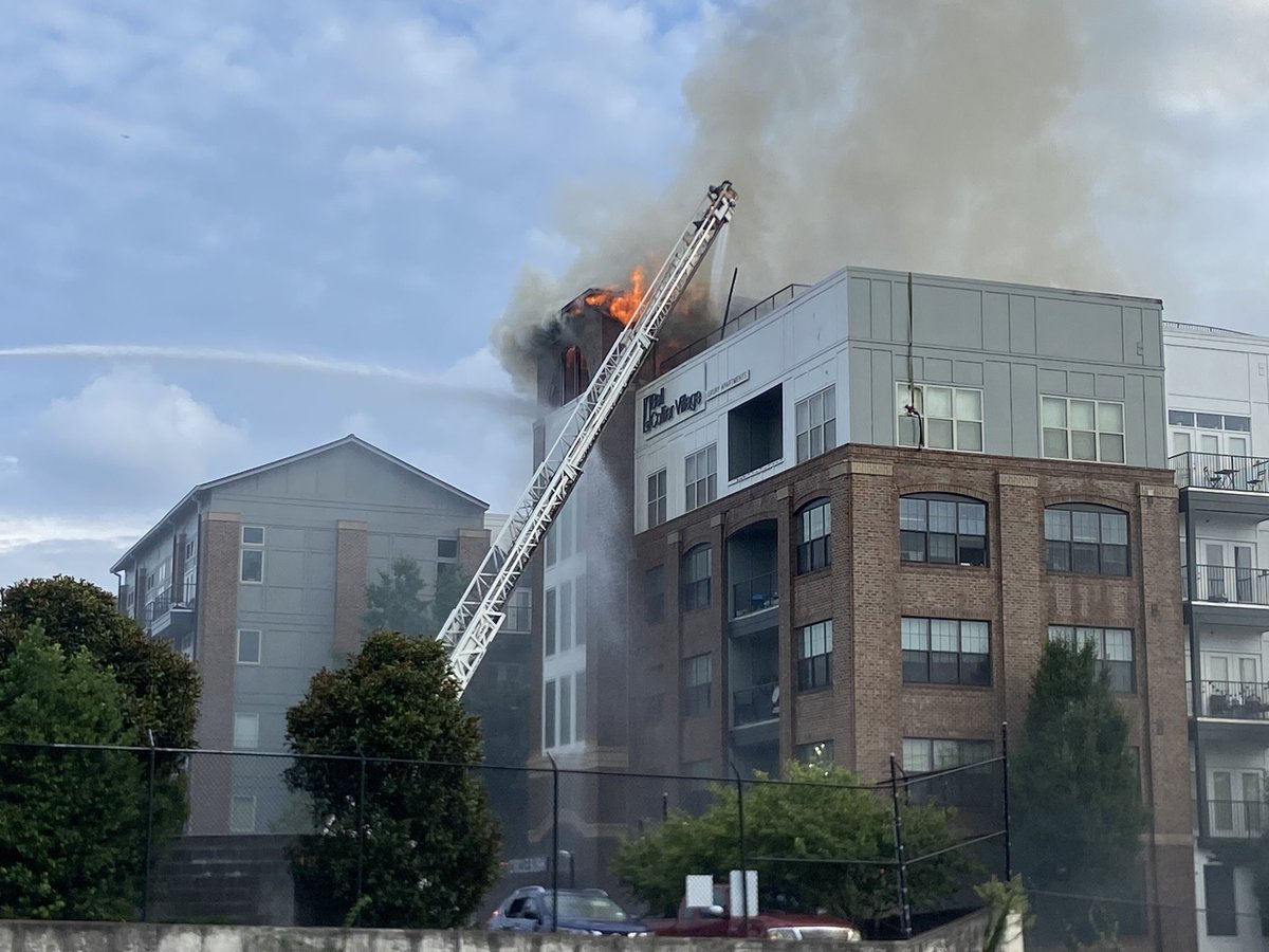 CJenningsMedia's tweet photo. New at 5 on @wsbtv 
We just learned Bell Collier Village will be giving residents $250 per unit to offset renters insurance deductibles… and they have suspended rent payments until people can get back inside. Watch for my live report… in a few minutes on Channel 2 https://t.co/u5wExPleaa