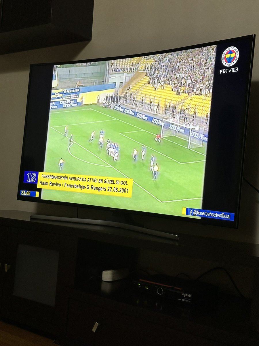 Dede torun, birlikte Fenerbahçe'nin eski maçlarını izleyerek futbol sevgisini paylaşıyor. Dede, geçmişin efsanevi Fenerbahçe gollerini anlatırken, torun büyük bir ilgiyle dinliyor. Bu anlar, iki kuşağı birbirine bağlayan ve Fenerbahçe tutkusunu pekiştiren unutulmaz hatıralardır.