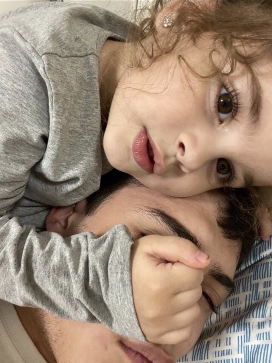 luz_kaa_'s tweet photo. Anthony con su enemiga más personal, la que se le va a quedar con el 50% de su herencia. 😭💛🖤✨ https://t.co/OY4aJGMyb7