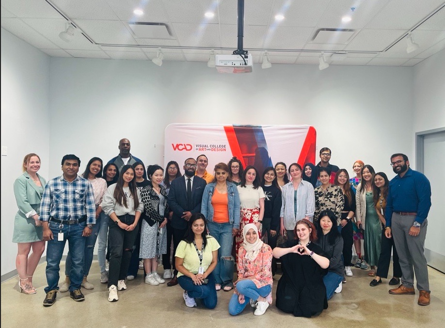 VCAD's tweet image. Our #VCAD community thrives thanks to our amazing staff. We're grateful for their dedication, wealth of knowledge,  and sense of humour 😄Come meet our faculty, explore our programs, and experience the vibrant VCAD community at the National Open House
 👉  bit.ly/3ymiWmG