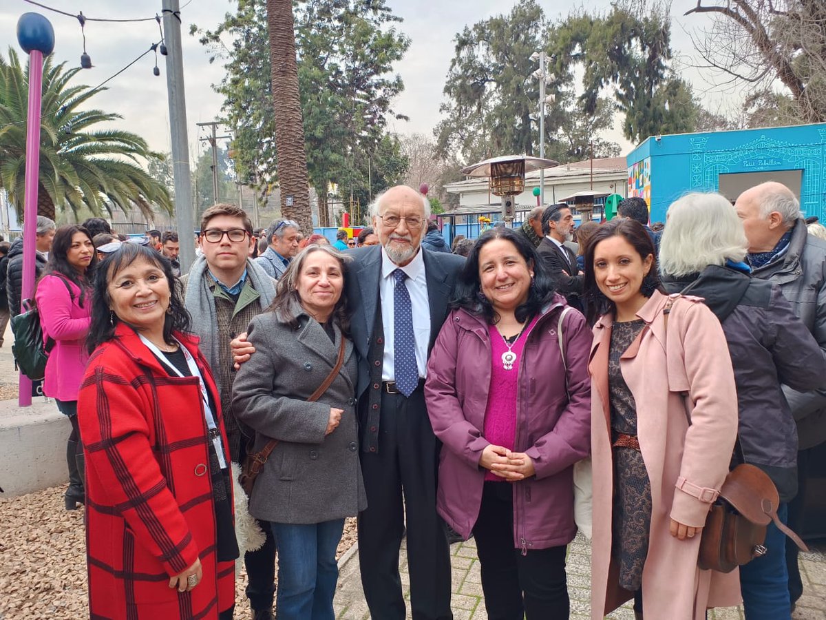 Nuestra mesa directiva junto a la mesa <a href="/andedh_chile/">ANDEDH</a>, saludamos a nombre d las/os trabajadores del <a href="/inddhh/">INDH Chile</a> al Premio Nacional de DDHH, don Claudio González, un honor compartir reflexiones sobre nuestra institucionalidad y el rol de los DDHH hoy <a href="/alvarez_vaz/">andrea alvarez</a> <a href="/h_molinet/">Soledad Molinet H.</a> <a href="/FASICDDHH/">FASIC</a>