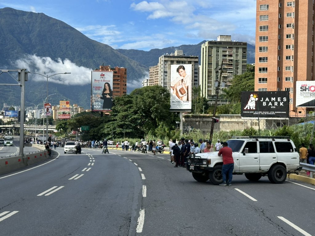 JQuinteroFm's tweet photo. Se mantiene cerrado el paso en la PDE desde el Concresa hasta Altamira 5:00pm 29J https://t.co/cJb94n7afb