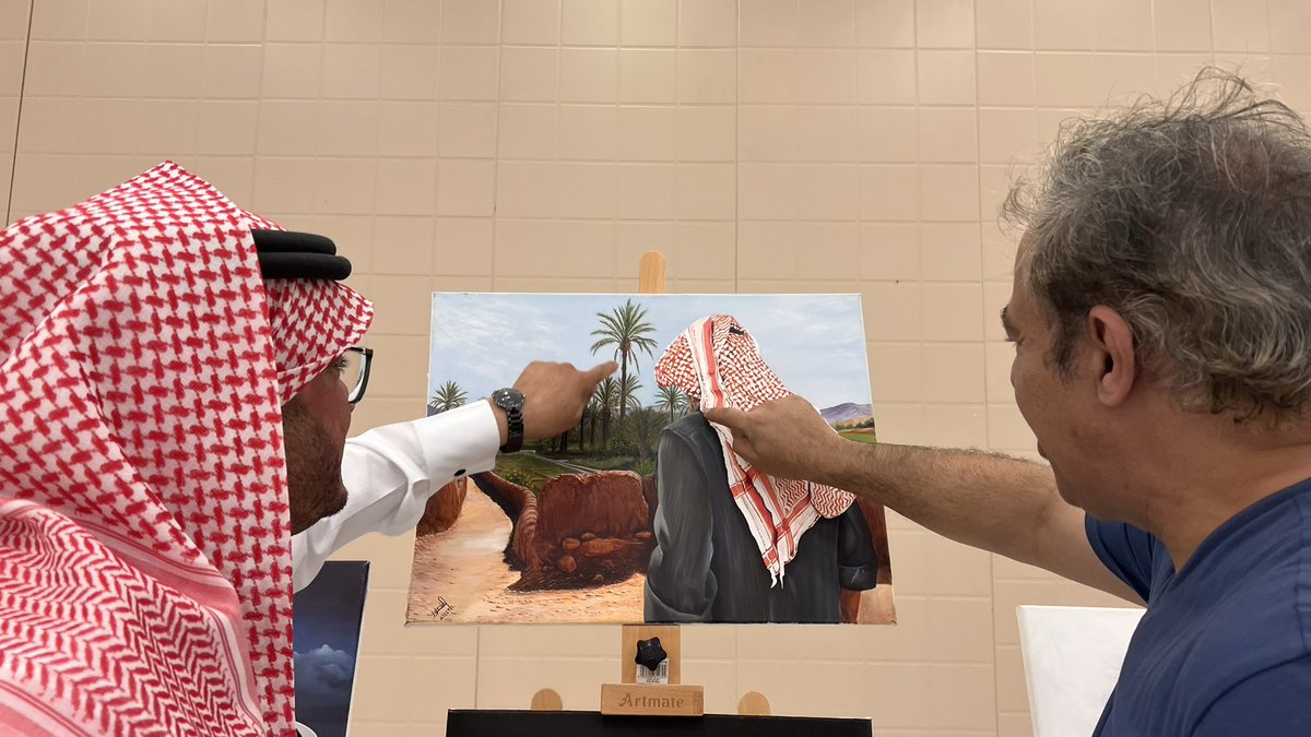 زار الفنان التشكيلي عبدالمحسن الطواله ، جناح نادي عنيزة للفنون البصرية في مهرجان مزيج بمحافظة #عنيزة، وكان في استقباله رئيس الفريق وأعضاء النادي ، حيث اطلع على الأعمال الفنية التي تنوعت بين، الواقعية، السيريالية، التكعيبية والعديد من المدارس الأخرى ، مبدئيا إعجابه بما شاهده