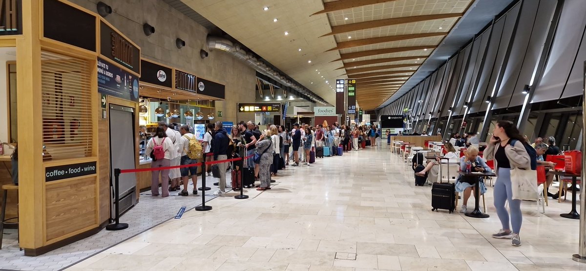 Jorgecsc's tweet photo. @Iberia Todavía no sabemos si volamos o si nos quedamos en tierra, eso sí nos han dado 7n vale de 15 € para cenar en el aeropuerto. En la única cafetería que sigue abierta y con una cola de unas 200 personas https://t.co/B3mEcuaT4u