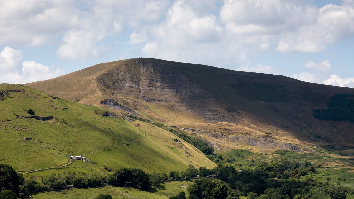 jsburn30's tweet photo. Mam Tor looking great today from #peverilcastle #BeautifulBritain #PeakDistrict #mamtor https://t.co/QppyWft5JA