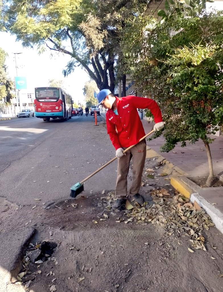 JorgeCeballoslr's tweet photo. En Av. Perón estuvimos realizando barrido de cordones cunetas y veredas públicas, dejando en condiciones nuestros espacios comunes. Estamos trabajando!🙌🏻🌄 @amolinalarioja #MunicipioCapital https://t.co/R6GXCodCpK