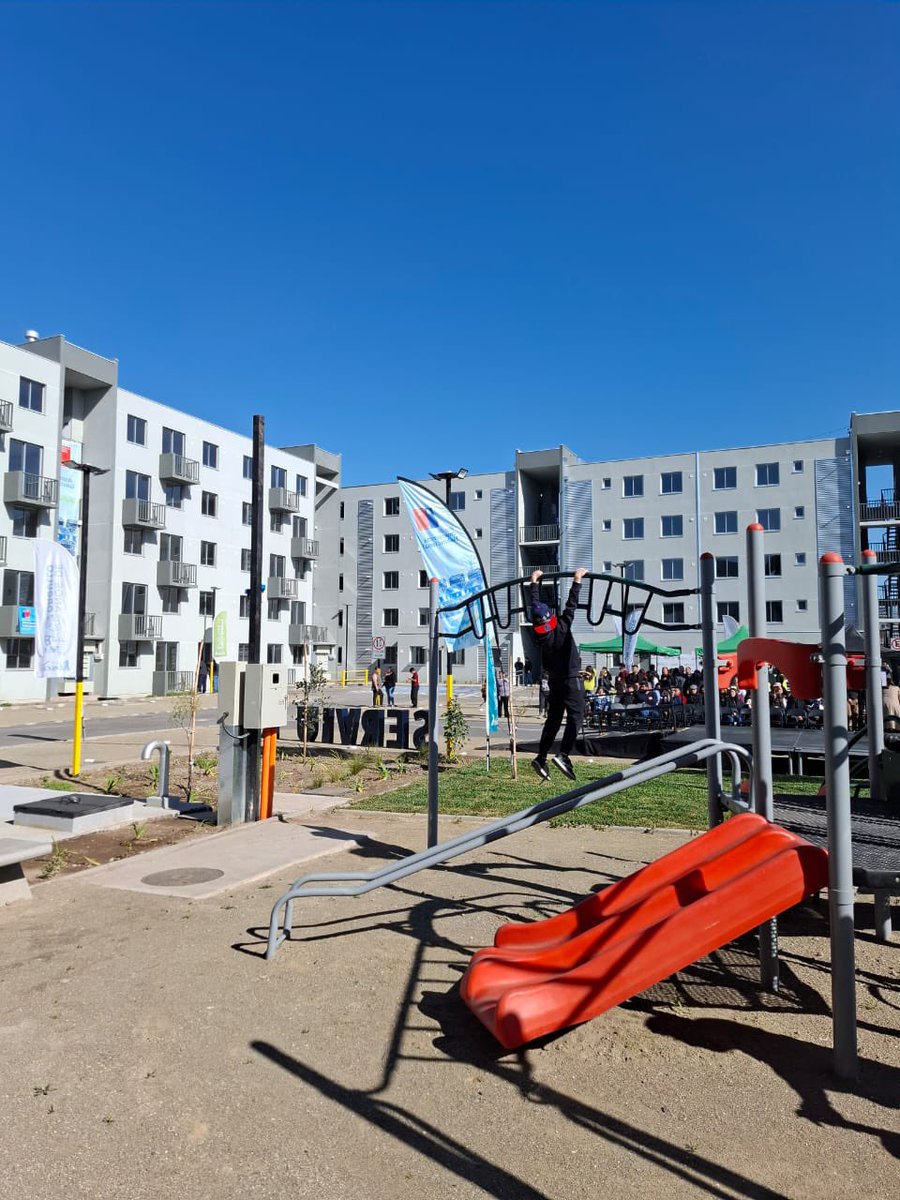 ServiuRM's tweet photo. Nos trasladamos hasta Renca para la entrega de las 105 viviendas del conjunto 🏠 “Una Nueva Era”, proyecto que ya es una realidad para estos vecinos de la comuna. https://t.co/ttE9ccMyR9