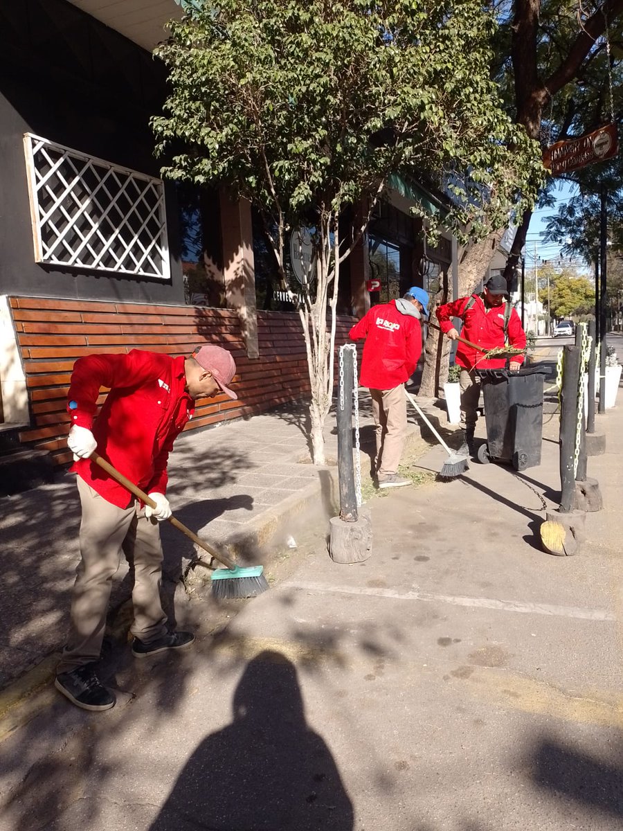 JorgeCeballoslr's tweet photo. En calle Hipólito Irigoyen y sus interacciones estamos realizando limpieza y mantenimiento. Las calles en condiciones para el disfrute de quienes nos visitan y nuestros vecinos! Cuidemoslas!!!🙌🏻⚠️ #MunicipioCapital #CeparCentro @amolinalarioja https://t.co/fv1s3T3n5P