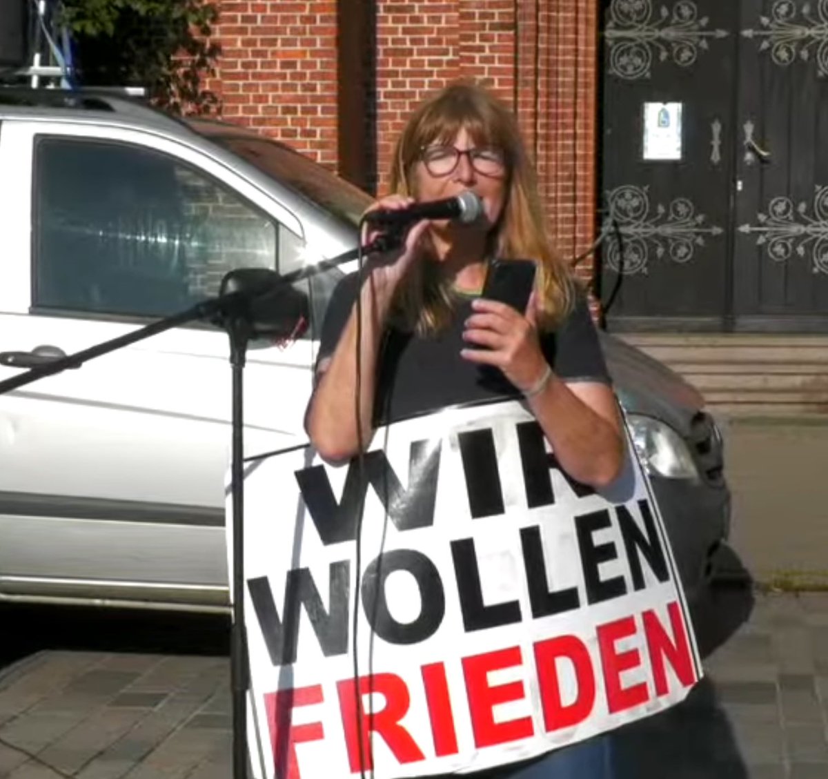 DerNorb's tweet photo. Vorher sagte Anja #Lues, die in hündischem Gehorsam #Kaufmann auch bei Veranstaltungen mit Neonazis begleitet, #BrauneBanane, der #CSD Teilnehmer als „pervers“ beleidigte, sei ihr „ans Herz gewachsen“…
Ja, ein notorischer Lügner und #noAfD Fanboy ist genau ihre Kragenweite…🤮 https://t.co/px4w5Mk9e8