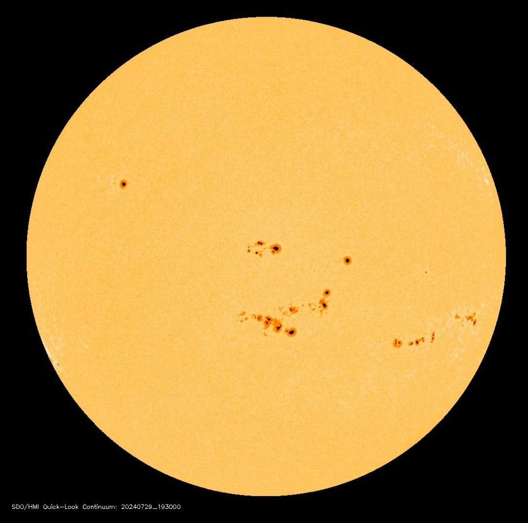 miguel_quart's tweet photo. @minervagra @apuntoratge @AlexMuozGarc @MeteoMorella Ahí has pillado todo el supergrupo de manchas. Estamos en el pico de actividad solar de cada 7 años y se notará hasta el 2025 https://t.co/Sg7M4psJsm
