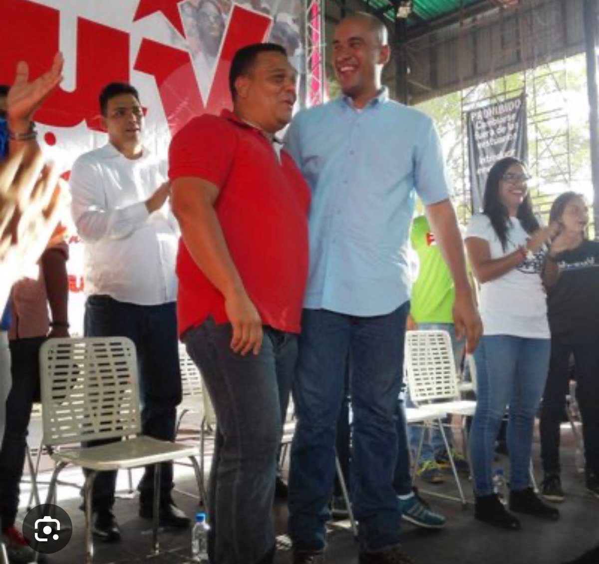 Eg133788's tweet image. Esto está pasando hoy lunes 29 de julio 2024 horas de la tarde, charallave valles del tuy estado mirando. El “Alcalde Humberto Marte” portando arma de fuego. Sus títeres también arremetiendo contra el pueblo.  

#caracas #evtvmiami #malditos #29Julio #VenezuelaLibre