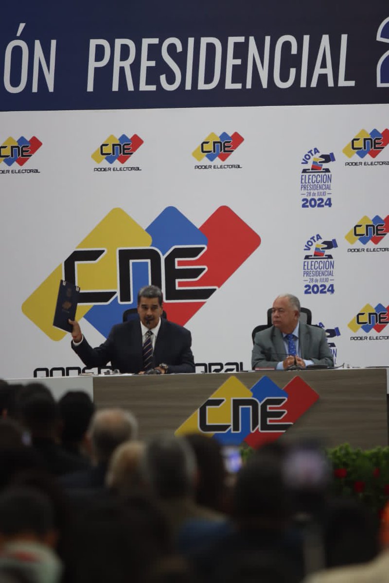 Como integrantes del Poder Ciudadano: el <a href="/Defensoria_Vzla/">Defensor del Pueblo</a>, Alfredo Ruiz; el <a href="/MinpublicoVEN/">Ministerio Público venezolano</a>, <a href="/TarekWiliamSaab/">Tarek William Saab</a> y el contralor general, Dr. Jhosnel Peraza, acompañaron al presidente reelecto, <a href="/NicolasMaduro/">Nicolás Maduro</a>, quien invitó a todo el pueblo venezolano a unirse en consenso y en diálogo.