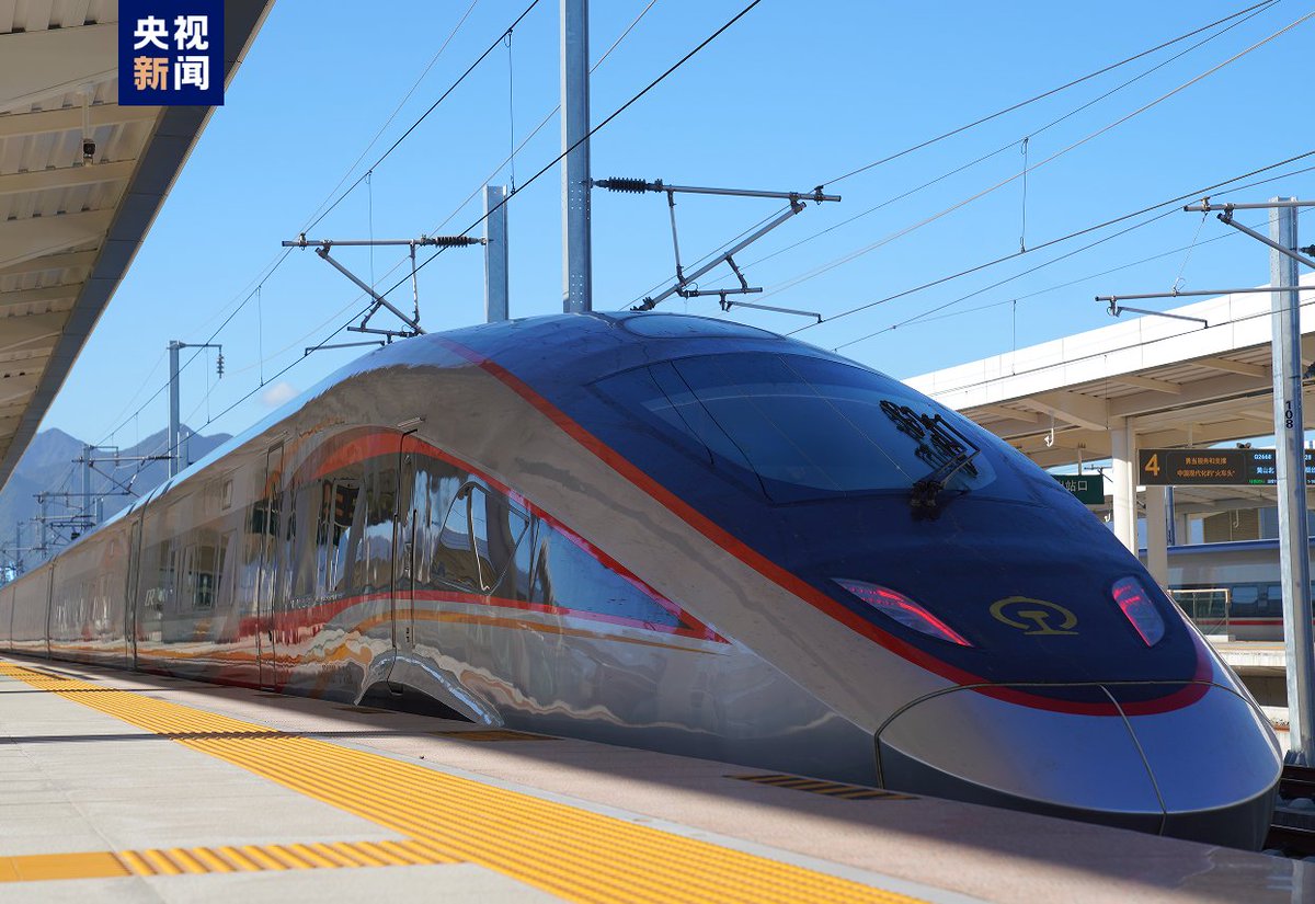 【浙江：杭溫高鐵開始試運行】7月30日，首趟試運行列車G55701次從浙江桐廬東站開出，沿着新建浙江杭州至溫州高速鐵路（簡稱杭溫高鐵）駛向溫州北站方向進行列車運行圖參數測試，標誌著杭溫高鐵建設進入試運行階段，全線開通運營進入倒計時。杭溫高鐵新建正線長度260公里，設計時速350公里。