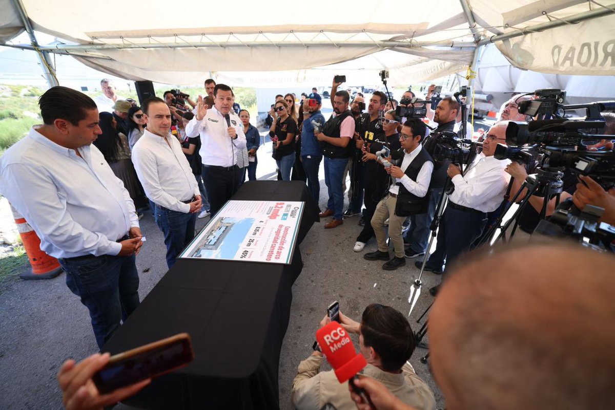 k911noticias's tweet photo. CON LOS ARCOS DE SEGURIDAD SEGUIREMOS BLINDANDO AL ESTADO: MANOLO.

Supervisa Gobernador la construcción del arco de seguridad carretero de Ramos Arizpe

Ramos Arizpe, Coahuila de Zaragoza; a 29 de julio de 2024.- “A casi ocho meses que iniciamos la Administración, vamos trabajando a buen ritmo, con un buen plan, con un buen equipo y honrando la confianza que la gente ha tenido en nosotros, y la mejor manera de hacerlo es cumpliendo”, mencionó el gobernador Manolo Jiménez Salinas al supervisar la construcción del arco de seguridad carretero que se edifica en Ramos Arizpe, el cual registra un 45 por ciento de avance y en el que se invierten 9.2 millones de pesos. 

Acompañado por José María Morales Padilla, alcalde de Ramos Arizpe; y por Federico Fernández Montañez, secretario de Seguridad Pública, Jiménez Salinas comentó que el proyecto de los arcos de seguridad carreteros está contemplado para los municipios de Candela, Hidalgo, Matamoros, Castaños, Torreón y Ramos Arizpe, que son parte de la estrategia de blindaje de nuestro estado.

Señaló que primeramente se terminará el arco de Ramos Arizpe para que sea el modelo a implementar en los demás, y que una vez concluido, se estará viendo lo que se puede mejorar y lo que se puede innovar para que pueda prestar un mejor servicio dentro de este proyecto de seguridad. Mencionó que la inversión es de 64 millones de pesos para los seis arcos de seguridad.

El arco de seguridad de Ramos Arizpe contará con 25 metros de ancho y 8.25 de altura; tendrá cuatro carriles de revisión; puente peatonal para uso de personal; puesto para analista, puesto para vigía, sanitarios para personal, área de revisión techada, sistema de video vigilancia. 

Manolo Jiménez dijo que han estado supervisando las diferentes obras que se están haciendo en todo el estado de Coahuila.

Explicó que tiene una agenda para supervisar los avances de las grandes obras de infraestructura, en las que se están invirtiendo alrededor de mil 200 millones de pesos, así como las obras sociales en las colonias, barrios y ejidos, con acciones de drenaje, pavimento, electrificación.

“Pero también están las obras de seguridad, que tienen qué ver con la construcción de los cuarteles de la Policía Estatal que están en diferentes municipios de Coahuila; y también, la semana pasada detonamos las obras que estamos llevando a cabo en conjunto con el Ejército Mexicano”, dijo, y recordó que estuvo en la XI región Militar anunciando 100 millones de pesos que se invertirán en estas obras de infraestructura militar.

Jiménez Salinas informó que el pasado fin de semana estuvo en los límites de los municipios de Múzquiz, Ocampo y Acuña, junto al General Alberto Ibarra, Comandante de la XI Región Militar, supervisando la construcción de la base de operaciones en El Melón, donde, dijo, era muy importante fortalecer el lugar donde se hospedan los militares.

“Además, visitamos las instalaciones de nuestra Policía Estatal que tiene su base en Múzquiz y que trabajan en las brechas de aquella zona, y nos dimos cuenta que es importante fortalecer sus instalaciones”, indicó.

En ese sentido, Manolo Jiménez anunció que se va a destinar presupuesto de 2025 para, desde ahora, empezar a rehabilitar la base de operaciones militares en Boquillas del Carmen, y el cuartel de la Policía Estatal en Múzquiz, para seguir fortaleciendo la seguridad de nuestro estado en aquella región de Coahuila.

“Esta región de nuestro estado es importante porque traemos un plan turístico para Boquillas del Carmen, y para impulsar el Pueblo Mágico de Múzquiz. Sabemos que para el turismo, la seguridad es un factor fundamental”, explicó.

El gobernador Manolo Jiménez aseguró que seguirán al pendiente de todos los demás proyectos que se han estado detonando en la entidad, al tiempo de reiterar su compromiso por la seguridad de nuestro estado.  

Federico Fernández Montañez, secretario de Seguridad Púbica, describió que esta estrategia de seguridad, de los arcos carreteros, es única