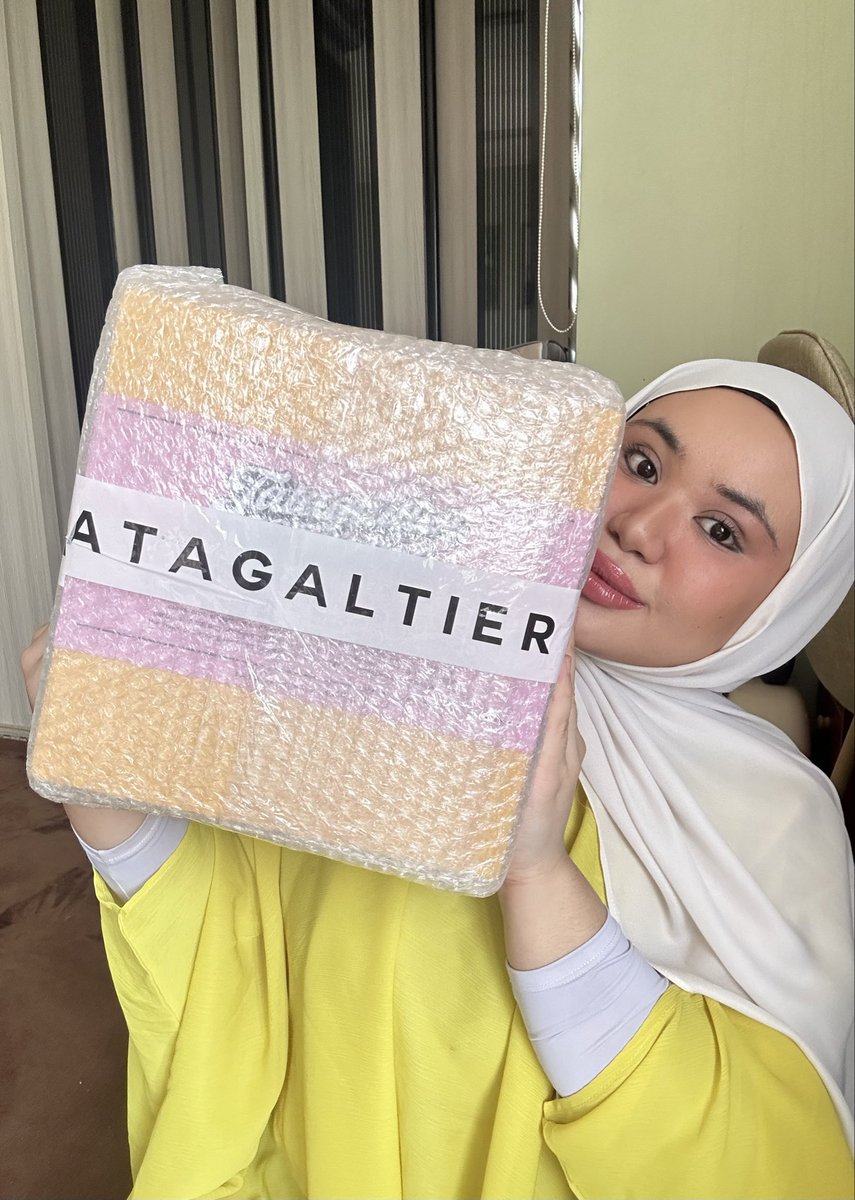 ketengahketepi's tweet photo. Kalau i dah pakai kuning maksudnya i nak unboxing PR box from Tatagaltier🤩#BuildBeautyBetter https://t.co/vHKEs6uTFv