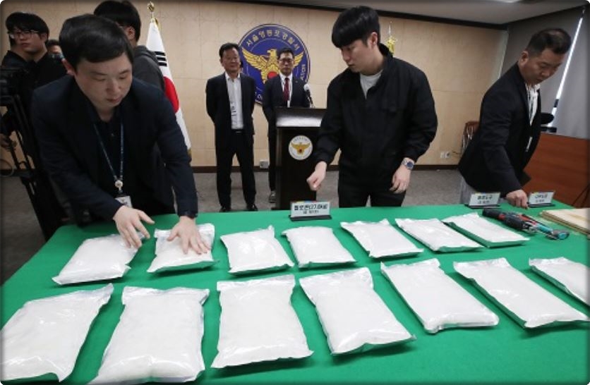 말레이지아조직+
중국조직+
인천세관 공무원이 결탁. 

마약 밀수 적발 75kg. 
어마어마 하네....
이걸 수사 못하게 막았다는거지?
용산이 약장사도 하니??
한동훈이 새끼는 뭐하는거야...
졸라 큰 건수아니냐 ㅋㅋㅋㅋㅋㅋ