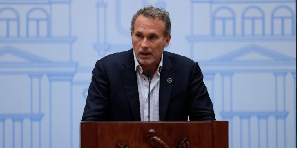 RamonHernande23's tweet photo. Guatemala lista para recibir a 70 mil turistas salvadoreños en las fiestas agostinas

El Instituto Guatemalteco de Turismo (Inguat) espera la llegada al país de un promedio de 70 mil turistas salvadoreños durante las fiestas agostinas, que se celebrarán en la primera semana de agosto.

En conferencia de prensa, el director del Inguat, Harris Whitbeck, indicó que “trabajamos de la mano con varias dependencias del Estado para que la visita de los 70 mil turistas en el país sea placentera para ellos. Se están adecuando los pasos fronterizos y se está diseñando rutas para que conozcan otros lugares turísticos de Guatemala”

El Departamento de Investigación y Análisis de Mercados del Inguat prevé un incremento del 4.8 % en el número de visitantes salvadoreños durante las fiestas agostinas de este año, es decir, unos 70 mil turistas, respecto a los 65 mil 116 del año pasado.

Tres rutas turísticas

Para hacer de la visita a Guatemala una aventura placentera e inigualable, se han diseñado tres rutas turísticas a nueve destinos únicos y diversos del país.

Los visitantes salvadoreños podrán disfrutar de una combinación de cultura, naturaleza y modernidad.
Las rutas contarán con el apoyo interinstitucional para atender a los turistas nacionales o internacionales:

Norte, Mística y Natural

contempla la visita a la ciudad de Esquipulas, en Chiquimula; Estanzuela, en Zacapa, y las verapaces. Desde San Salvador, estos destinos comprenden un trayecto de 390 kilómetros. 

Para disfrutar de los más de 130 hoteles y más de 170 atractivos disponibles en esta ruta, el Inguat sugiere una estancia mínima de cuatro noches.

Sur, Mágica y Natural

propone un recorrido de 505 kilómetros desde la capital salvadoreña por las ciudades de Retalhuleu, Quetzaltenango y Sololá (Atitlán), destinos que ofrecen más de 155 hoteles y más de 70 atractivos diversos para ser disfrutados en seis días.

Central, Moderna y Colonial

un paseo de 305 kilómetros por la ciudad de Guatemala; Antigua Guatemala, en Sacatepéquez, e Iximché, en Chimaltenango, con más de 205 hoteles y más de 40 atractivos, con una estancia mínima sugerida de cuatro días.

Seguridad

Para garantizar la seguridad y bienestar de los turistas salvadoreños, el Departamento de Asistencia Turística ha diseñado un plan de prevención y asistencia con el apoyo de las fuerzas de seguridad, Instituto Nacional de Migración y los cuerpos de socorro. Este abarcará desde el ingreso por las fronteras de Valle Nuevo, Pedro de Alvarado, La Ermita y San Cristóbal, hasta los diferentes destinos turísticos del país.

Además, los visitantes salvadoreños serán acompañados en sus recorridos por personal del Inguat debidamente identificado.
Texto: Brenda Larios 
#Inguat #metroredes #ElSalvador
https://t.co/UHT2n7wdcL
https://t.co/r3AhUwCvb7 
https://t.co/K6BjVy9yDw