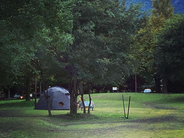 まだテスト営業のキャンプ場ということもあってこの日は完ソロ😳キャンプブームの最近は平日も混んでることが多いので久しぶり。

ひらけたキャンプ場が好きで行ってみましたが、思ってた広さの1/3くらいのサイズ感💦
写真2〜4枚目でポツンと感をご確認ください(笑)