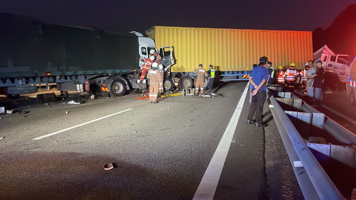 bernamadotcom's tweet photo. Seorang maut manakala dua lagi cedera dalam kemalangan melibatkan tiga kenderaan di KM441.2 Lebuhraya Utara Selatan dari arah Sungai Buaya ke Rawang, kira-kira 6 pagi tadi.

📸 Awam / Bomba

#BernamaNews https://t.co/SfJ0wF6tFo