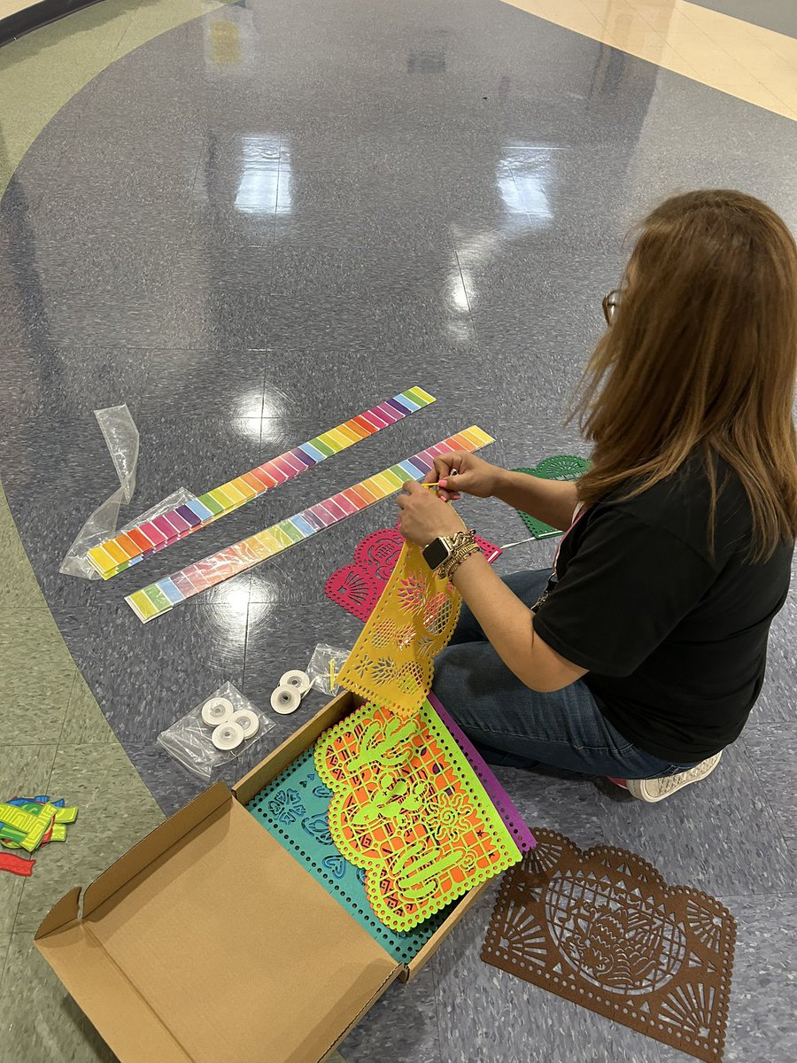 vherna_'s tweet photo. Making our school beautiful just days before open house ☺️caught my leaders in action working on our bulletin boards they do it all! @nadia_dlr &amp; Mr. Astorga https://t.co/QPxzM2IPeK