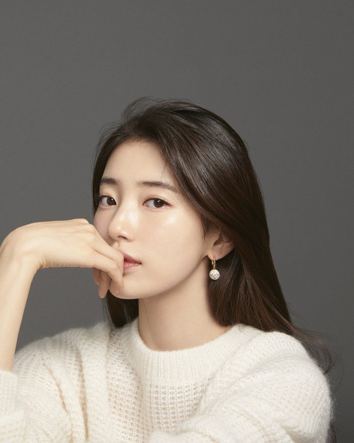 iconickdramas's tweet image. #BaeSuzy is reportedly cast to star in a mystery period drama by director Han Jae Rim (#The8Show #EmergencyDeclaration) 

Set in 1935 Gyeongseong and 1800s Shanghai, “Delusion” is a mystery thriller that tells the story of what happens when artist Yun Iho is commissioned to paint