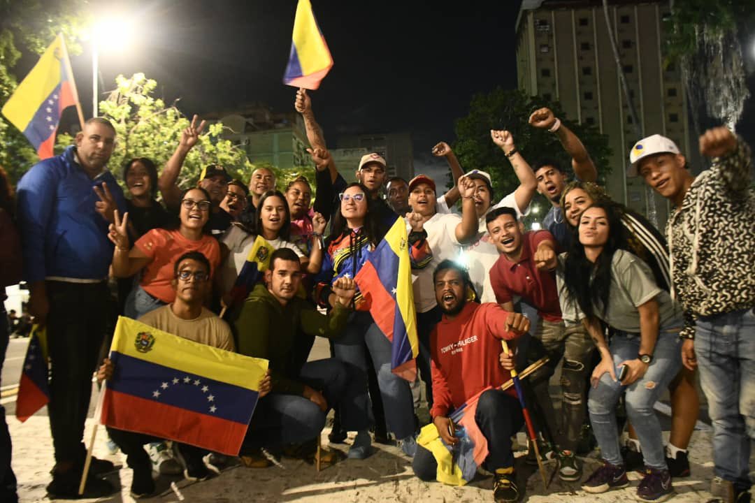 Mayerlin Arias (@mayerlinarias17) on Twitter photo En Miraflores lo que hay es pueblo defendiendo a <a href="/NicolasMaduro/">Nicolás Maduro</a> así que los amargados dejen de creer tonterías en redes.El fascismo no pasará. En Miraflores lo que hay es pueblo defendiendo a <a href="/NicolasMaduro/">Nicolás Maduro</a> así que los amargados dejen de creer tonterías en redes.El fascismo no pasará.