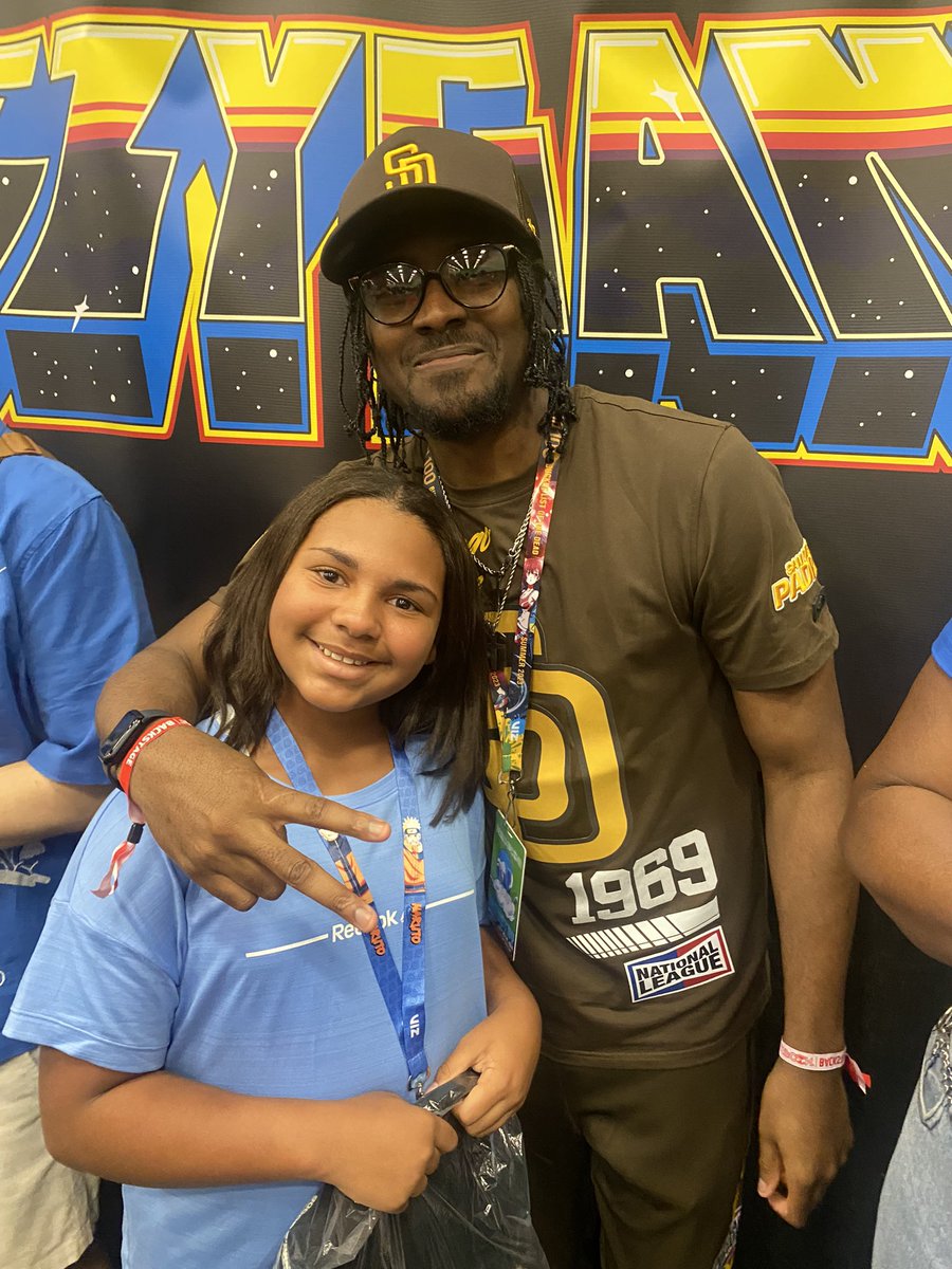 drunkvondee's tweet photo. @POiiSED After getting on a plane for the first time ever and traveling 900 miles from home. My daughter was so excited to finally you and as her father I was overjoyed to see her so happy! https://t.co/SjAp7B9nSM