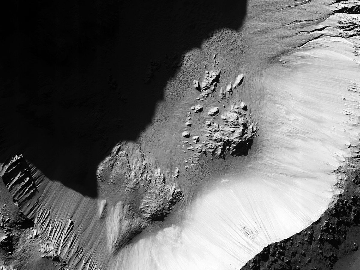 HiRISEDeutsch's tweet image. Krater und Schatten

Nummer: ESP_034889_1440
Erfassungsdatum: 05. Januar 2014 
Distanz: 252 km

uahirise.org/hipod/de/ESP_0…
NASA/JPL-Caltech/University of Arizona
#Mars #NASA #Deutsch #German #Wissenschaft