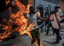 moonlight2522_'s tweet photo. Sale hilo de actos de Lesa Humanidad por los Gobiernos de Hugo Chávez y Nicolás Maduro desde 2002 hasta el dia de hoy -

No estamos exagerando, tenemos DOS decadas sufriendo. https://t.co/6PeHedVkpP