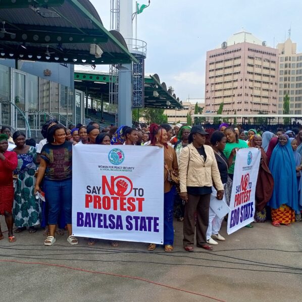 How can you be protesting carrying a banner that says : say no to protest

Nigeria is just a joke called a country 

#BBN
#EndBadGovernanceProtest