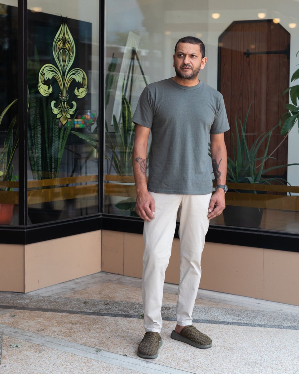 csoutpoststl's tweet image. The single-pleat cropped chinos from German label Colours &amp;amp; Sons are an excellent option for your warm-weather wardrobe. The mid-weight stretch cotton allows for ease of movement, while the ankle-length tapered legs create a modern silhouette. bit.ly/croppedchinos