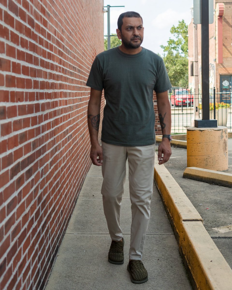 csoutpoststl's tweet image. The single-pleat cropped chinos from German label Colours &amp;amp; Sons are an excellent option for your warm-weather wardrobe. The mid-weight stretch cotton allows for ease of movement, while the ankle-length tapered legs create a modern silhouette. bit.ly/croppedchinos