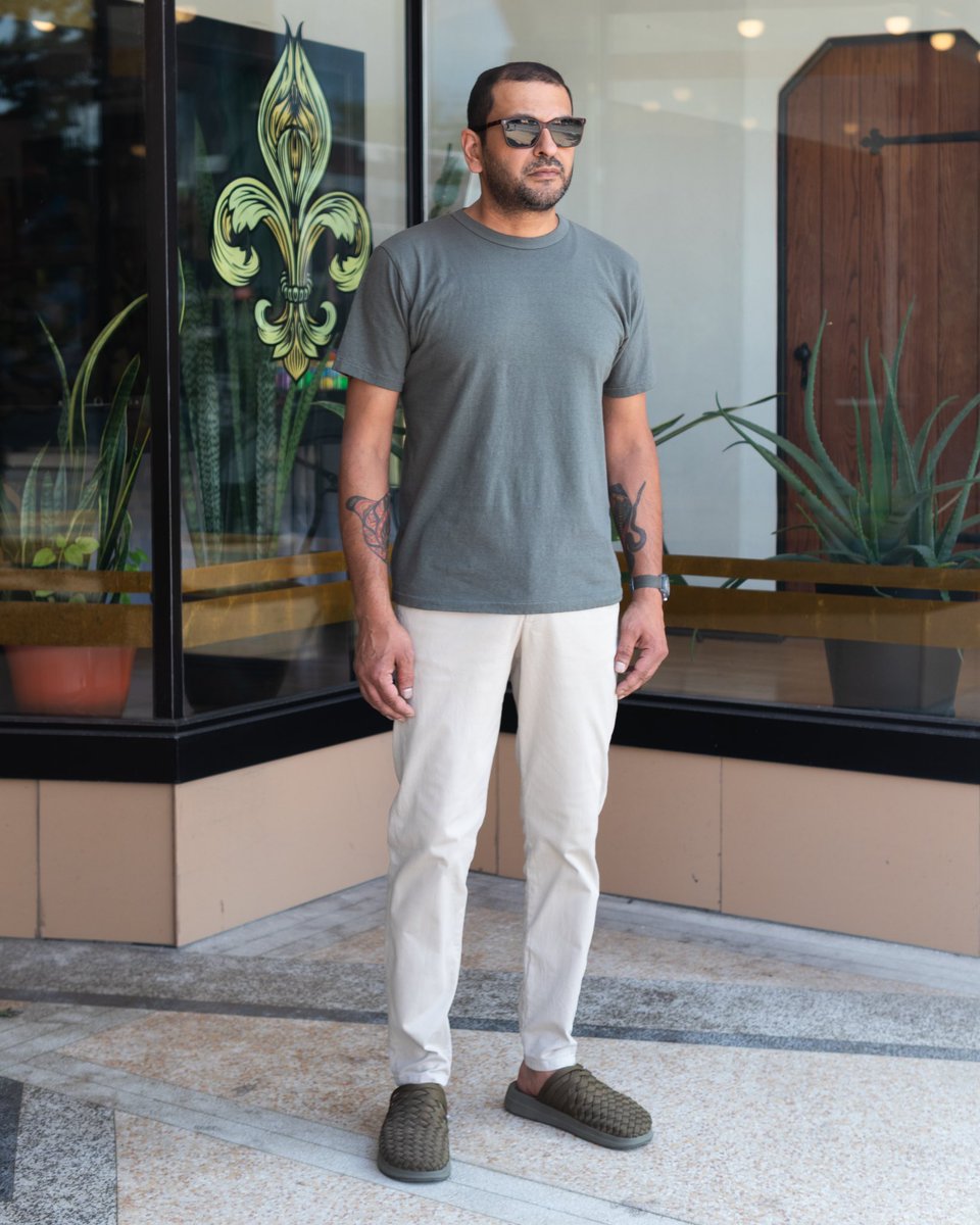 csoutpoststl's tweet image. The single-pleat cropped chinos from German label Colours &amp;amp; Sons are an excellent option for your warm-weather wardrobe. The mid-weight stretch cotton allows for ease of movement, while the ankle-length tapered legs create a modern silhouette. bit.ly/croppedchinos