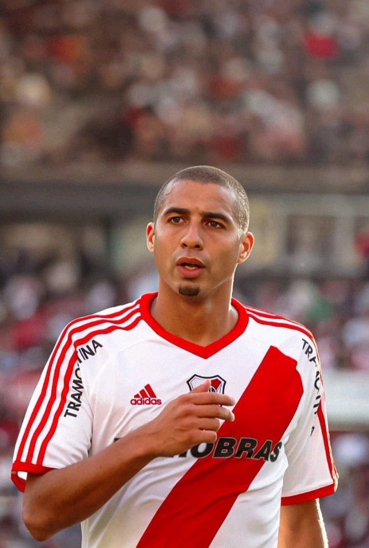 Si sos hincha de RIVER y queres venir a jugar, VENIS Y PUNTO. No vendes humo ni nada. Hoy en día el club te va a pagar al día, te aloja en un barrio privado con toda la seguridad del mundo. No hay excusa. CADA VEZ MÁS GRANDE LA FIGURA DEL REY DAVID.