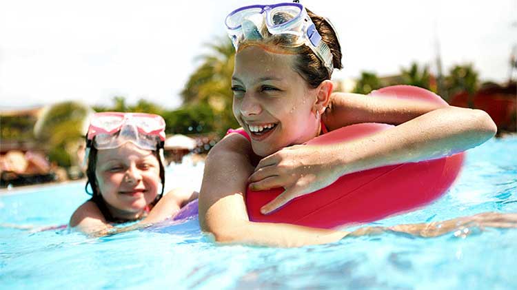 LisaVitielloSF's tweet photo. Conforme aumenta el calor, una buena manera de refrescarse es darse una remojada en la piscina. Aquí tienes algunos consejos de seguridad para la piscina. ¡Mantente seguro y diviértete!

https://t.co/Nh1xQVZGQO https://t.co/i3S5rNVRrh